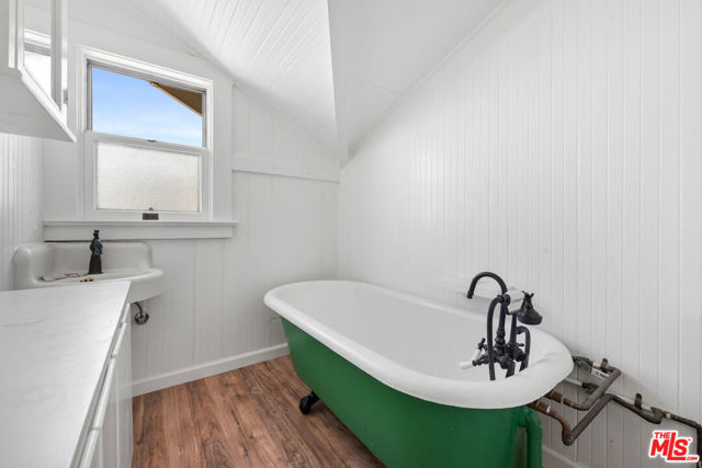 45 Breeze Avenue, Venice CA: https://media.crmls.org/mediaz/8be920ad-cd4e-445d-a39b-a72e8072af08.jpg