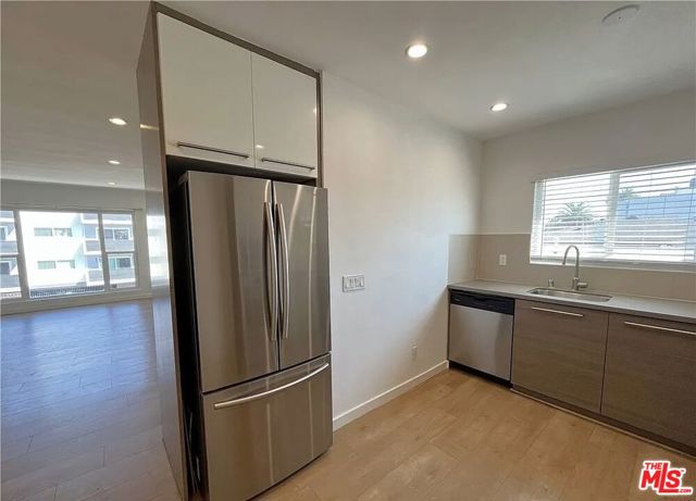 561 N Sweetzer Avenue, West Hollywood CA: https://media.crmls.org/mediaz/8be993f4-f35b-4012-a9e2-46c04edeba97.jpg