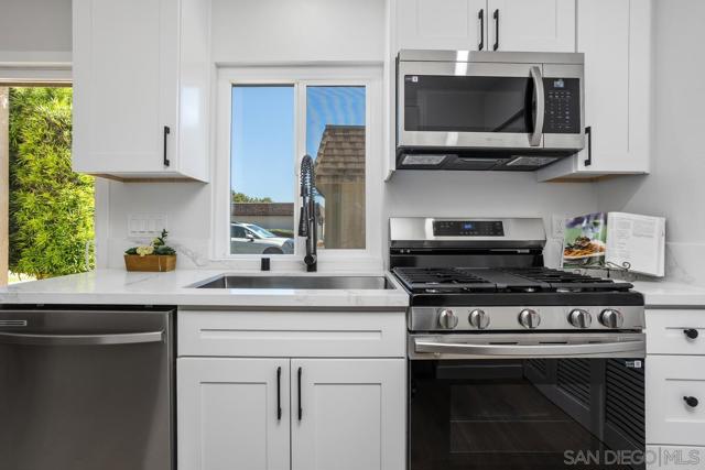 268 Festival Dr, Oceanside CA: https://media.crmls.org/mediaz/8be9fa35-50e4-426e-bbf4-431d027c8c23.jpg