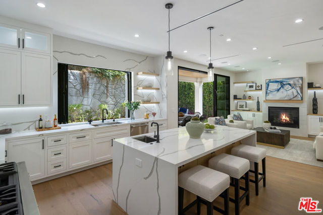 1534 N Beverly Drive, Beverly Hills CA: https://media.crmls.org/mediaz/8bea7755-6cc3-4fcc-8385-e953e592ac2a.jpg