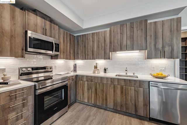 2400 Adeline ST, Oakland CA: https://media.crmls.org/mediaz/8bea7ded-1e4d-4989-9f60-9e36c90b15c8.jpg
