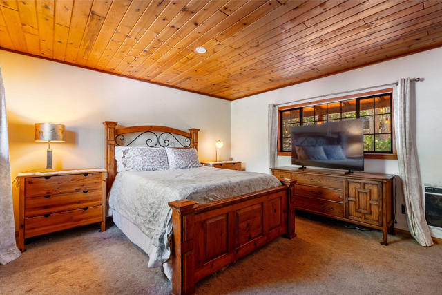 54820 Fern Drive, Idyllwild CA: https://media.crmls.org/mediaz/8beada78-3d69-4903-8f56-3ff471ca272f.jpg