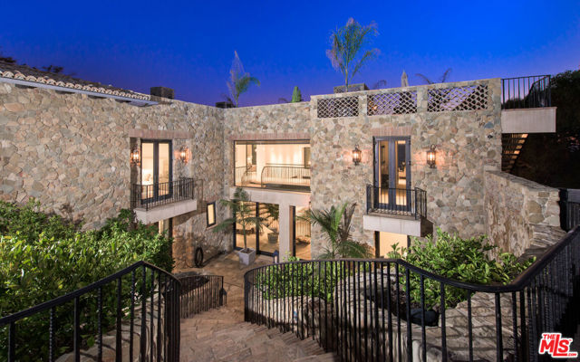 32852 Pacific Coast Highway, Malibu CA: https://media.crmls.org/mediaz/8beae121-6eb6-4c33-83bf-1acc9bc4b7a8.jpg