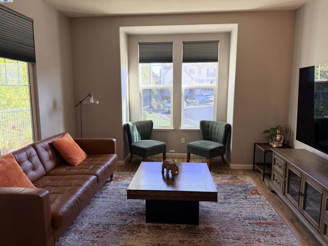 1611 Marina, Brentwood CA: https://media.crmls.org/mediaz/8beaedb8-6b1e-4a55-bd70-07a10ad6b5dd.jpg