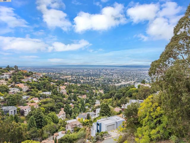 1106 Besito Ave, Berkeley CA: https://media.crmls.org/mediaz/8beb8a64-3681-43b7-a8cc-c40788582821.jpg