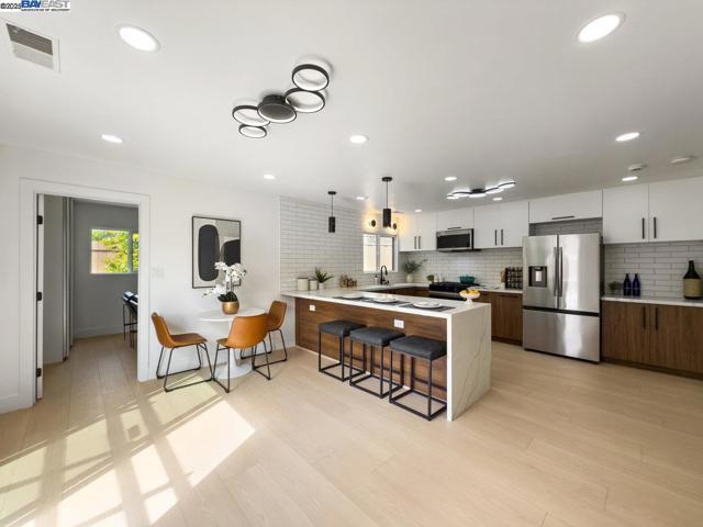 450 Lancaster Way, Redwood City CA: https://media.crmls.org/mediaz/8bec1849-90d5-48b5-9f25-ed8a07d6f331.jpg