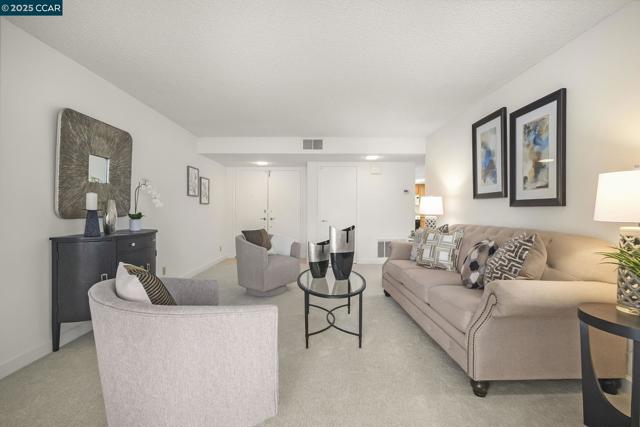 975 Terra California Dr, Walnut Creek CA: https://media.crmls.org/mediaz/8bec2308-f515-44a7-9be8-0cec00f8d746.jpg