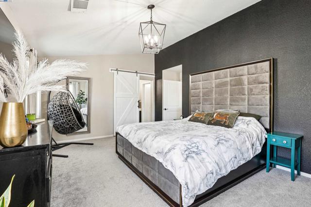 2084 Springbrook Ct, Oakley CA: https://media.crmls.org/mediaz/8bec5c6f-5a24-4257-9a94-bc4bca1cd021.jpg