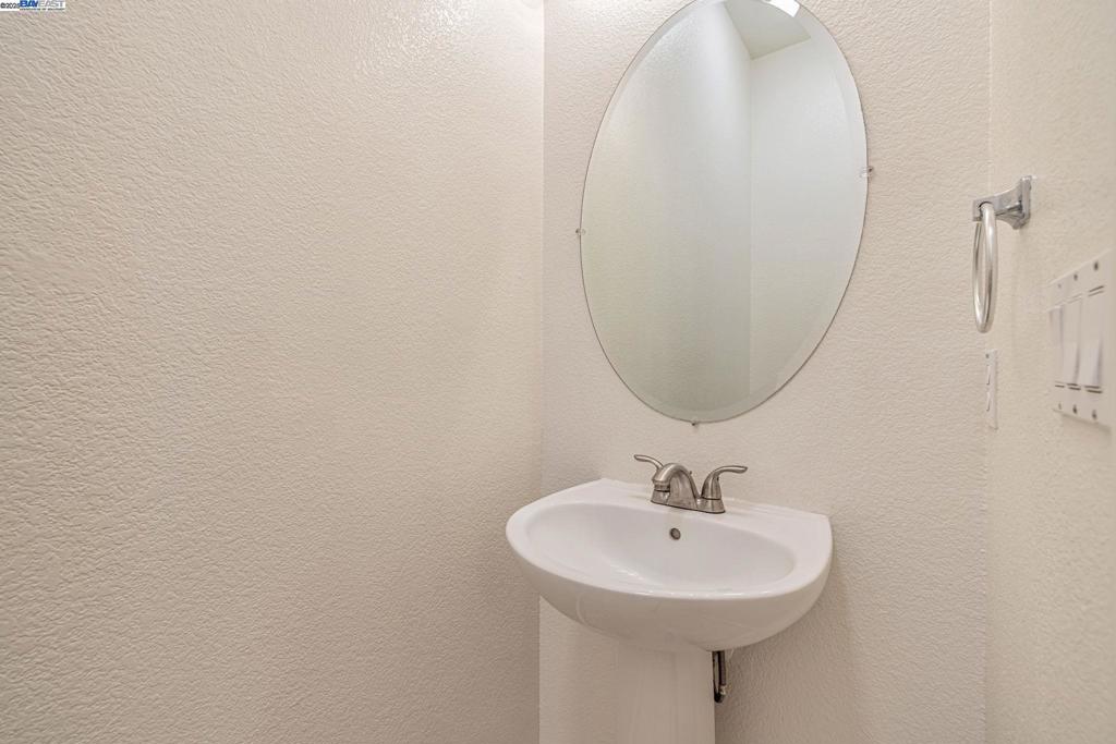 https://media.crmls.org/mediaz/8bece99c-33fb-4c84-9a0c-4ee222802201.jpg?preset=X-Large