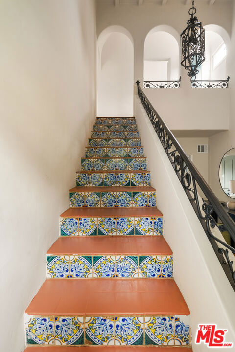 3716 Effingham Place, Los Angeles CA: https://media.crmls.org/mediaz/8becf2b4-339f-456a-a8a9-846d5b281cc6.jpg
