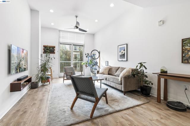 630 Thomas L Berkley Way, Oakland CA: https://media.crmls.org/mediaz/8bee2323-396e-4b17-8d96-77d947b6255f.jpg