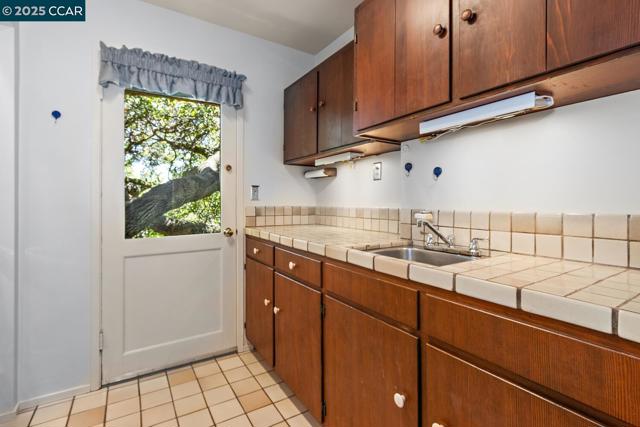 37 La Madronal, Orinda CA: https://media.crmls.org/mediaz/8bee6601-35cd-4706-b522-ee420f9ad3f9.jpg