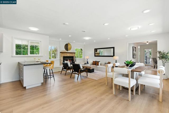 122 Stein Way, Orinda CA: https://media.crmls.org/mediaz/8bee7cbe-daa9-4b39-8970-ced1c5ec4b6b.jpg