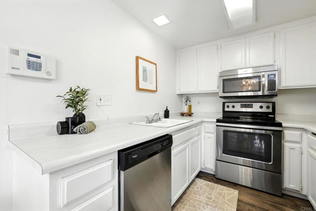 Detail Gallery Image 10 of 33 For 2876 Casey St #B,  San Diego,  CA 92139 - 3 Beds | 2 Baths