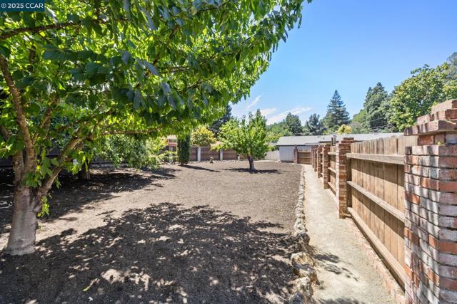 12 La Sonoma Ct, Alamo CA: https://media.crmls.org/mediaz/8beed2d8-7953-46fe-b412-c92ee5dd5895.jpg
