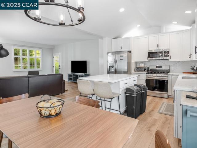 4430 Canyon Way, Martinez CA: https://media.crmls.org/mediaz/8bef584f-5c86-4c60-a5bf-4d68ad34d531.jpg
