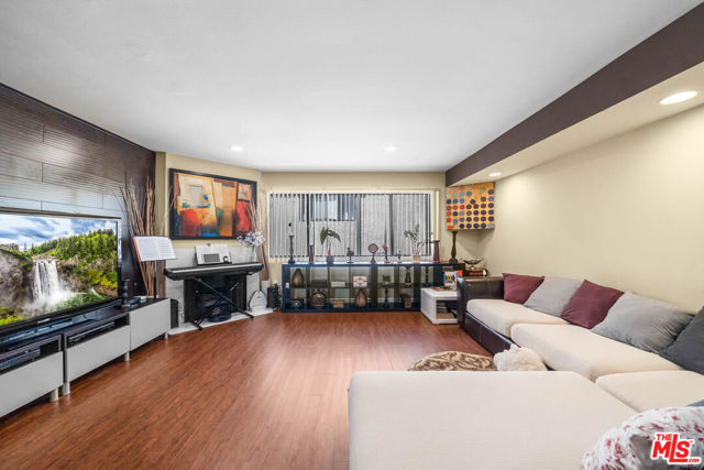 554 East San Jose Avenue, 203 photo 3