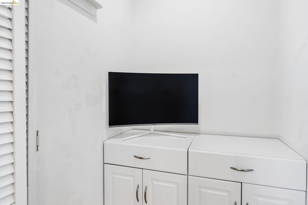 https://media.crmls.org/mediaz/8bef858a-0e27-4bf5-a0fc-8eb2d6ceccd6.jpg?preset=X-Large