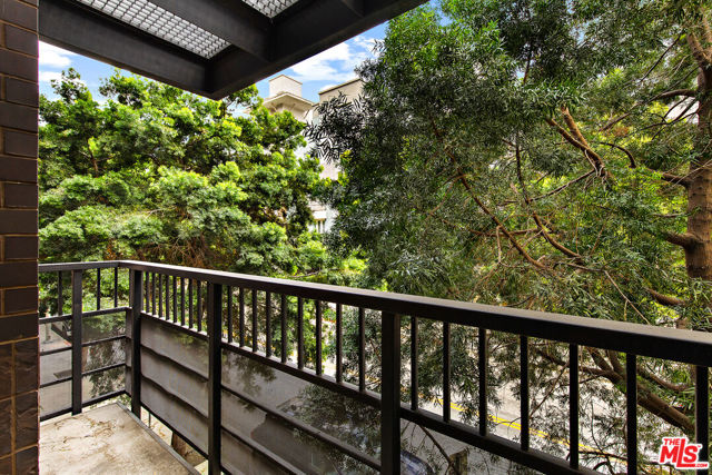 629 Traction Avenue, Los Angeles CA: https://media.crmls.org/mediaz/8bf0d91c-cb5b-44af-b504-d5163a33b42e.jpg