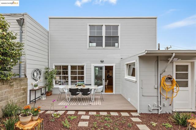 262 Byxbee St, San Francisco CA: https://media.crmls.org/mediaz/8bf14231-0e39-4b83-8b41-9ba85d465de8.jpg