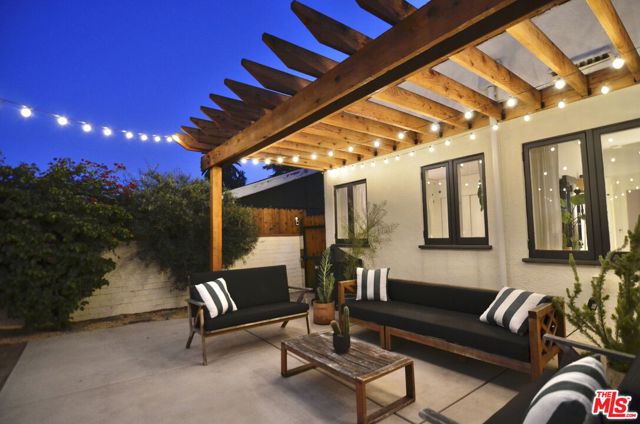 898 N Chester Avenue, Pasadena CA: https://media.crmls.org/mediaz/8bf1be82-df60-40c2-9378-6e5271b8e262.jpg