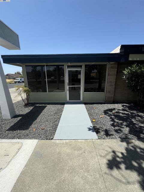 36976 Mulberry St, Newark CA: https://media.crmls.org/mediaz/8bf3a5e9-ae50-491c-9b16-72217452e1ac.jpg
