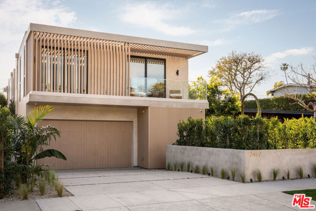 2457 Glyndon Avenue, Venice CA: https://media.crmls.org/mediaz/8bf65de4-e9e7-4213-abce-14bb2ab5c349.jpg