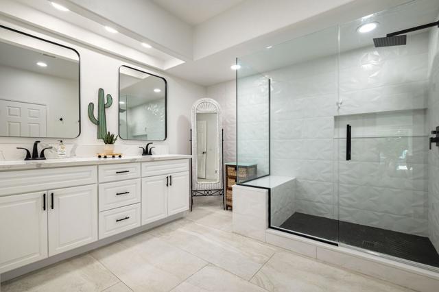 48205 Vista De Nopal, La Quinta CA: https://media.crmls.org/mediaz/8bf66458-6fa6-4c67-bb83-f8c000f4fd30.jpg