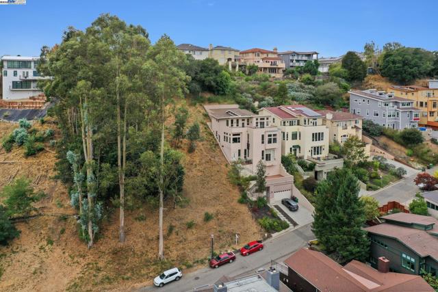 209 Sheridan Rd, Oakland CA: https://media.crmls.org/mediaz/8bf68679-9f26-4d58-8c0f-b4946751d320.jpg