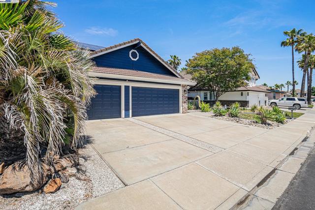 4325 Monterey ct, Discovery Bay CA: https://media.crmls.org/mediaz/8bf6fcc0-f22a-4e8c-894d-2a3bac9d43ed.jpg