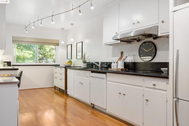 1515 Oxford, Berkeley CA: https://media.crmls.org/mediaz/8bf720e0-1103-4613-802a-10108a6dc4c9.jpg