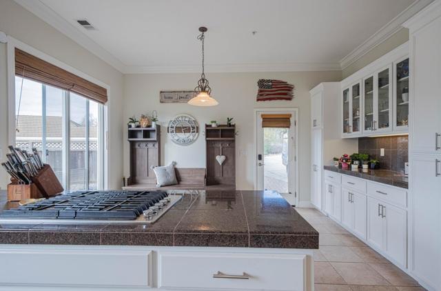 17403 Avenida Los Altos, Salinas CA: https://media.crmls.org/mediaz/8bf7fd91-bab2-4b06-8323-0144394eebfe.jpg