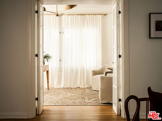 131 S Arden Boulevard, Los Angeles CA: https://media.crmls.org/mediaz/8bf8c9f4-5938-4a57-b6c7-7754920fca8a.jpg