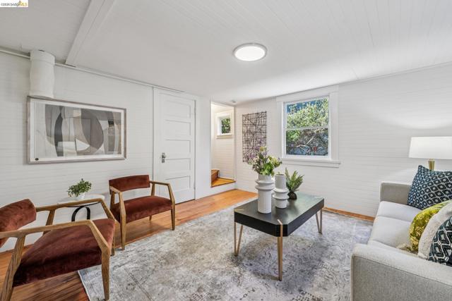 21 Portsmouth Road, Piedmont CA: https://media.crmls.org/mediaz/8bf9f2f5-dbf6-4e2f-891b-990a12adeeff.jpg