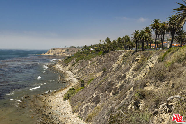 1230 Silvius Avenue, San Pedro CA: https://media.crmls.org/mediaz/8bfa65aa-202b-4821-a5a3-3d01074a347a.jpg