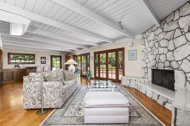 5353 Westknoll Dr, San Diego CA: https://media.crmls.org/mediaz/8bfab9e6-e4f8-49cb-8cf0-3d1b03061f06.jpg
