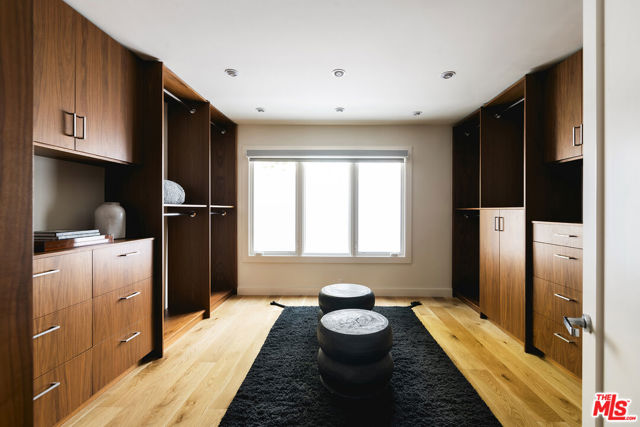 2612 Wallingford Drive, Beverly Hills CA: https://media.crmls.org/mediaz/8bfcc708-f464-48a8-8612-38dab50e7072.jpg