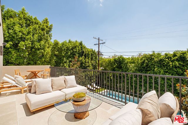 636 N Laurel Avenue, Los Angeles CA: https://media.crmls.org/mediaz/8bfd27f7-7183-4ab3-8787-3860c642d356.jpg
