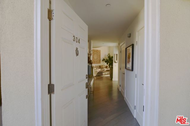 5703 Laurel Canyon Boulevard, Valley Village CA: https://media.crmls.org/mediaz/8bfec997-8efa-4244-957e-12997d279122.jpg