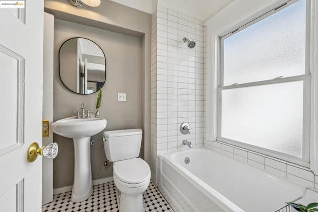 478 43rd St, Oakland CA: https://media.crmls.org/mediaz/8bff2d4e-a745-4ee2-b65c-d99ccfab7c4d.jpg