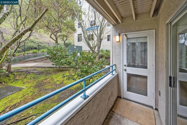 535 Pierce St, Albany CA: https://media.crmls.org/mediaz/8bff58c8-1548-4126-b2bd-b37501ecaa00.jpg