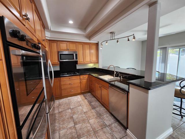 Detail Gallery Image 7 of 43 For 8597 via Mallorca #F,  La Jolla,  CA 92037 - 2 Beds | 2/1 Baths