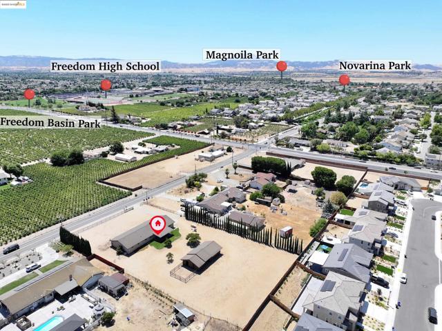 918 Carpenter Rd, Oakley CA: https://media.crmls.org/mediaz/8bfff2c5-009c-42dc-a165-b66bfa965af2.jpg