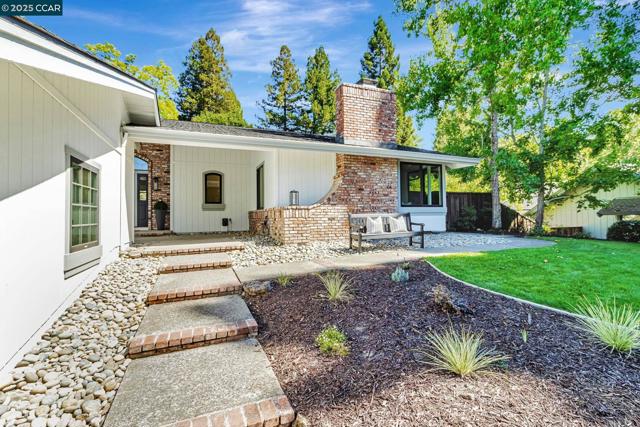 38 Sanders Ranch Rd, Moraga CA: https://media.crmls.org/mediaz/8c006347-cad1-4a38-8454-b67bbc6a6ddd.jpg