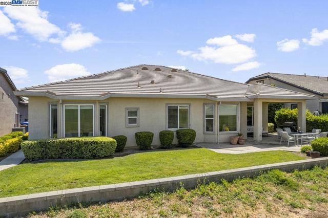 1123 Burghley Ln, Brentwood CA: https://media.crmls.org/mediaz/8c010cab-75de-4f03-a3e6-1ac282121bd7.jpg