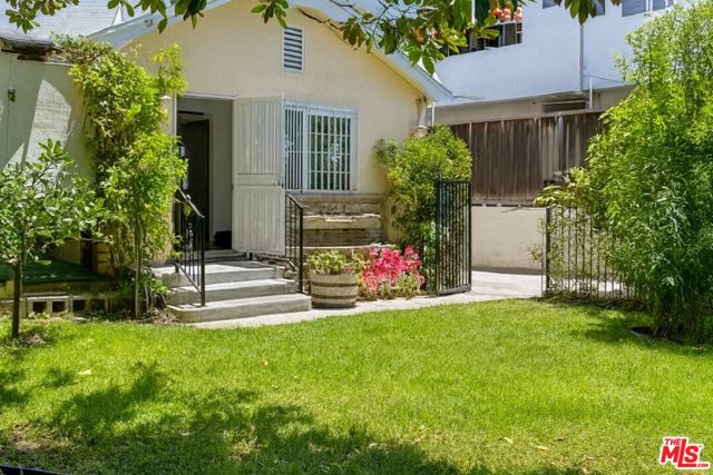 928 N Genesee Avenue, West Hollywood CA: https://media.crmls.org/mediaz/8c01c343-a23a-4364-94c3-1bbee3e88aeb.jpg