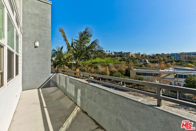 7100 Playa Vista Drive, Playa Vista CA: https://media.crmls.org/mediaz/8c02da39-4332-40d8-a13a-a3a3cde149a9.jpg