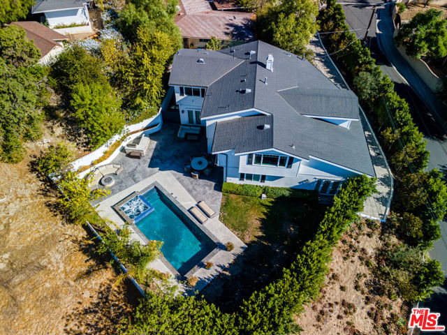 19633 Wells Drive, Tarzana CA: https://media.crmls.org/mediaz/8c02fcd3-5efa-40f1-82cc-abbe9c76a449.jpg