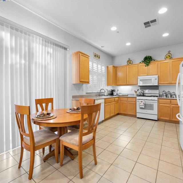 443 Collis St, Brentwood CA: https://media.crmls.org/mediaz/8c0507e6-1240-4d89-a9e4-3adfa74f834f.jpg