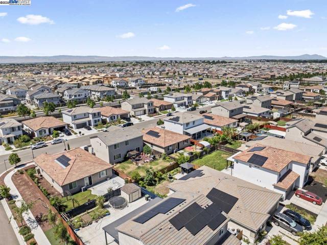 323 Sacramento St, Lathrop CA: https://media.crmls.org/mediaz/8c054d57-afc4-4967-96e3-bb78c28051d3.jpg